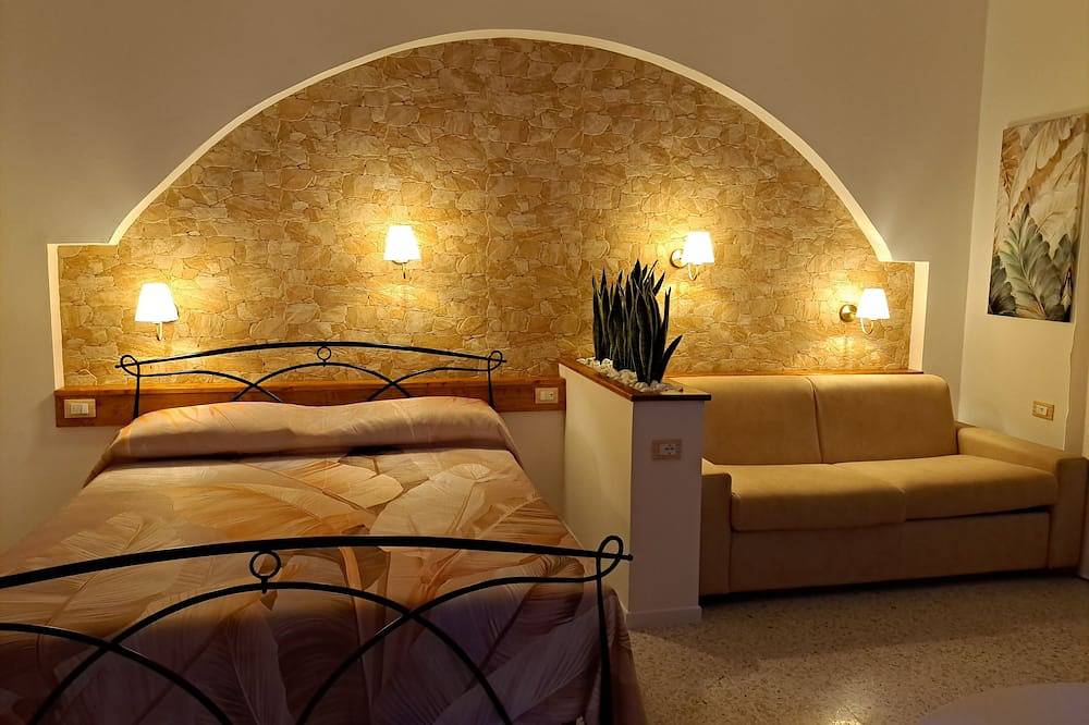 Apartamento entero, Openspace with fine finishes and high-standard amenities Bright and airy in Soverato, Provincia de Catanzaro