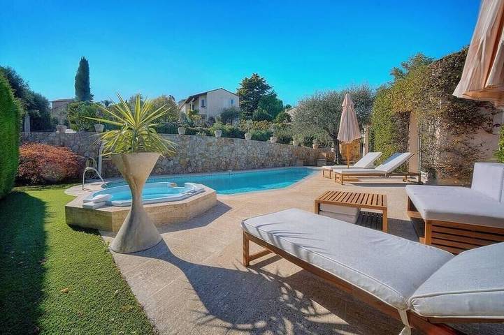 Villa pour 6 personnes, avec terrasse ainsi que jardin et jacuzzi à Vallauris