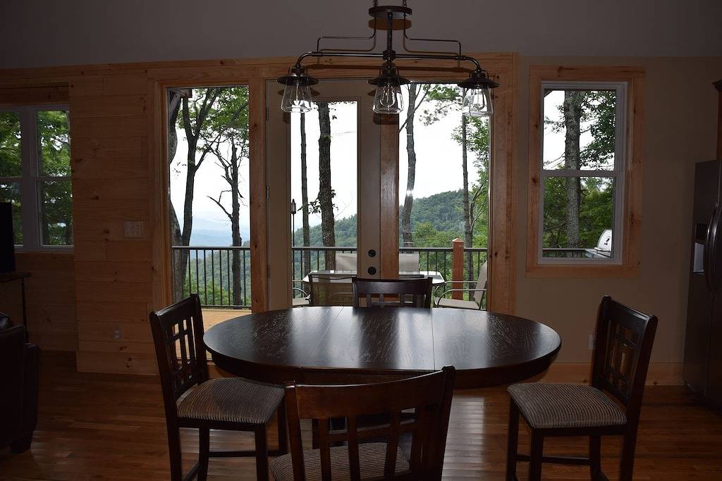 Umfragen Atemberaubende Bergblicke aus einem charmanten Landhaus in Blue Ridge Parkway, Caldwell County