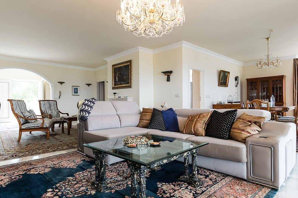 Apartamento entero, Large Penthouse Apartment in a Luxury Villa with Pool ans Sea View in Chayofa, Arona 