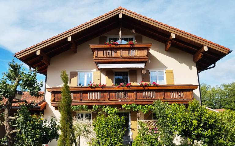 Ferienwohnung für 3 Personen, mit Balkon und Seeblick in Waging am See