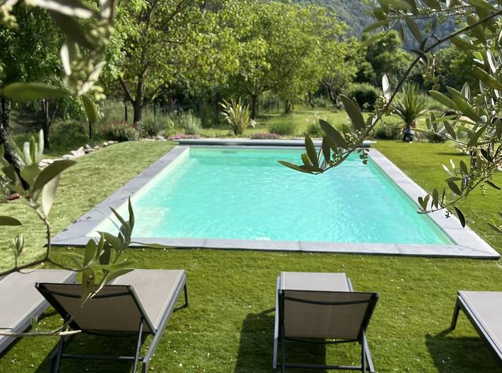 Gîte pour 2 personnes, avec terrasse ainsi que piscine et jardin