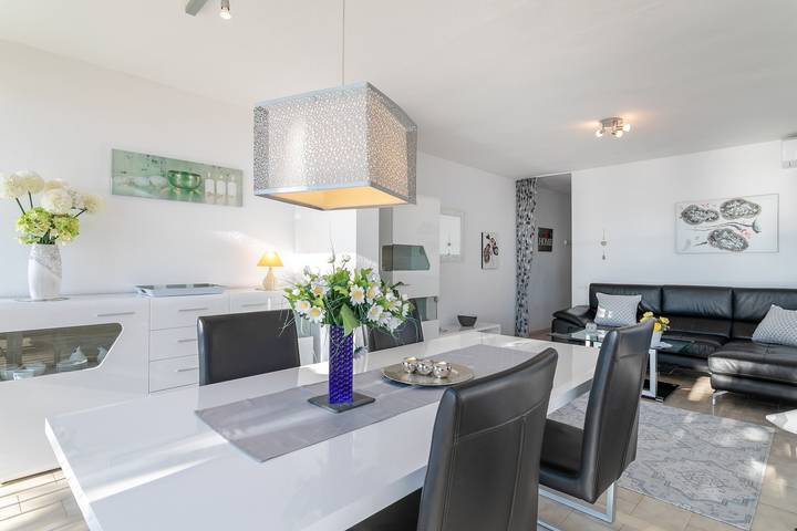 Entire apartment, Apartment Casa Esmeralda 2 on the Beach with Balcony, A/C & Wi-Fi in Benidorm, Costa Blanca