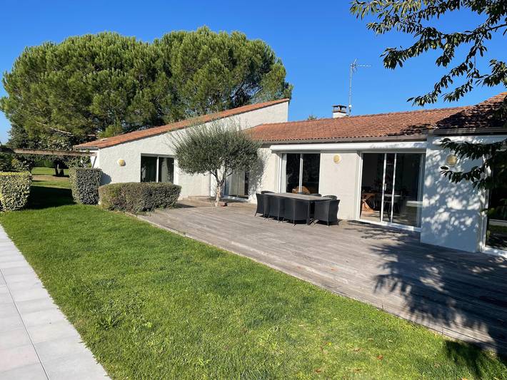 Location de vacances pour 8 personnes, avec Terrasse ainsi que Jardin et Piscine à Brives-sur-Charente