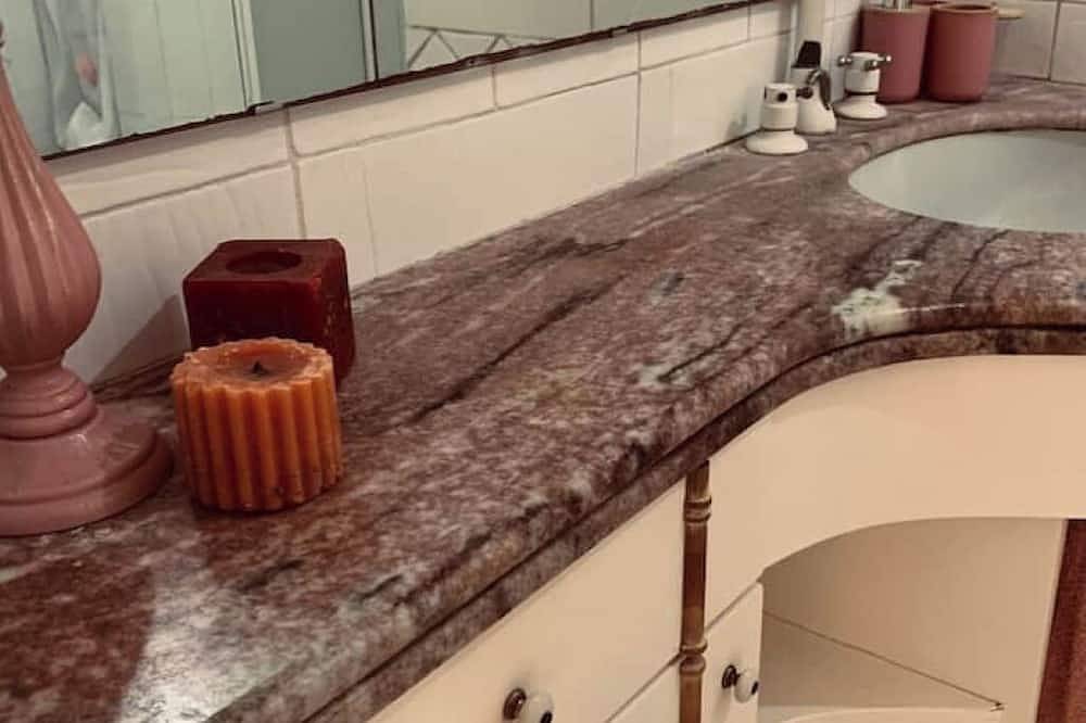 Villetta con sauna e piscina immersa verde a 400 metri e dalle spiagge in Forio, Ischia