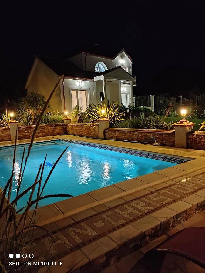 Gîte pour 4 personnes, avec vue ainsi que terrasse et piscine à Montévrain - 2