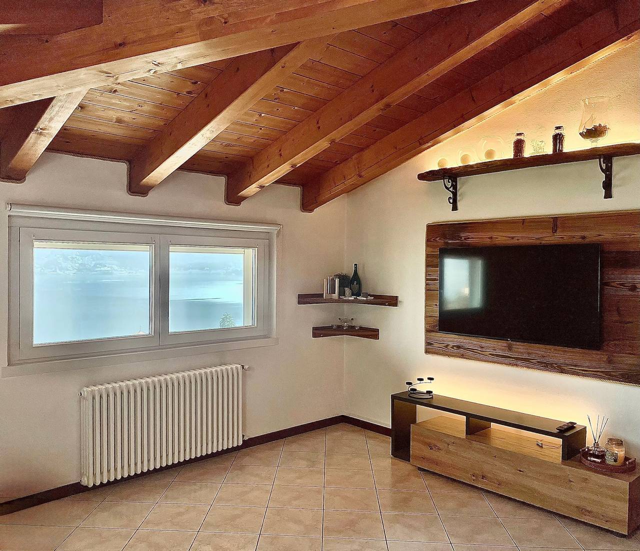 Apartamento entero, Mansarda Spadone: Ático acogedor junto al Lago de Como in Musso, Municipio de Musso
