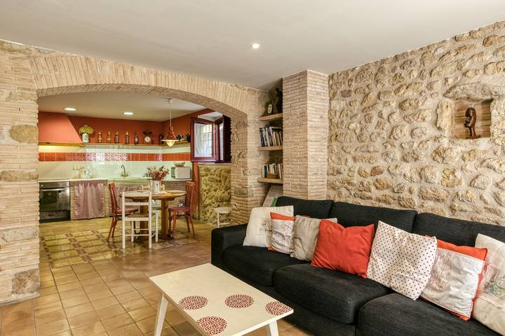 Casa de vacaciones 'Vermella' con Wi-Fi in Báscara, Alt Empordà