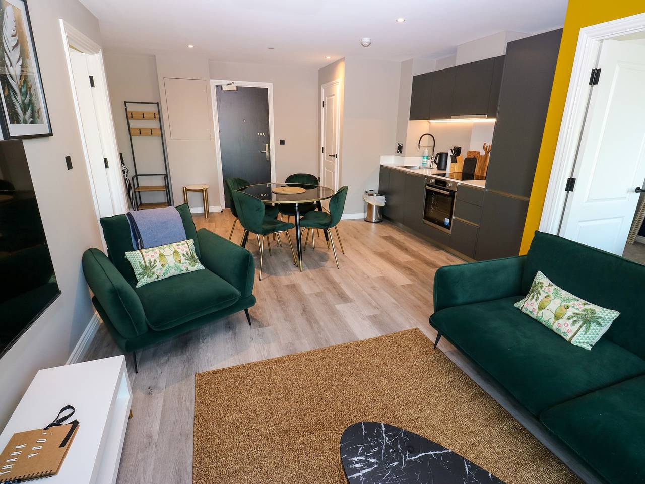 Entire apartment, Emerald Retreat in Leeds, West Yorkshire