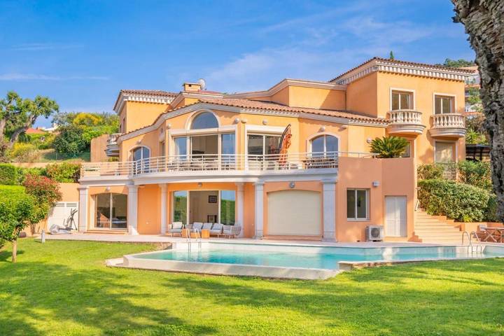 Villa pour 14 personnes, avec vue ainsi que piscine et jardin à Théoule-sur-Mer