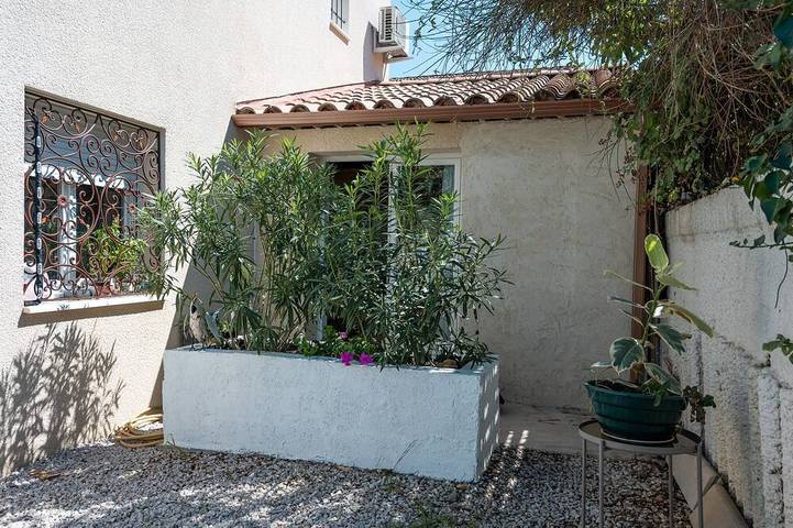 Entire apartment, Le patio de Gréasque - studio climatisé in Gréasque, Mediterranean Coast (France)