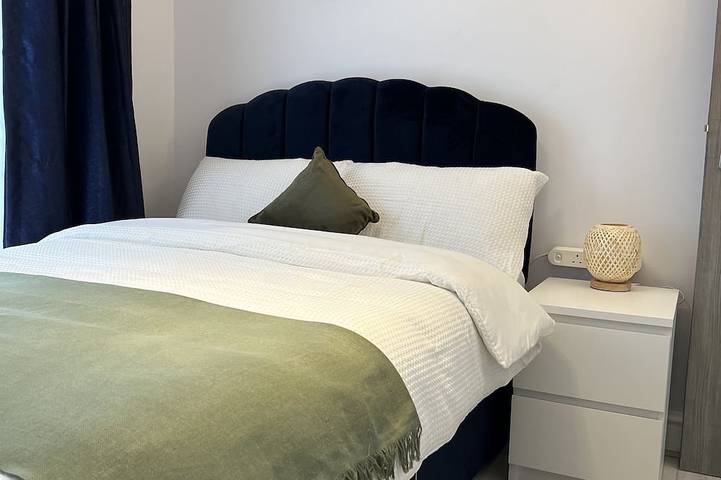 The place: 3-bed ensuite home, king beds!  Airport, Free Parking in Manchester, Grand Manchester