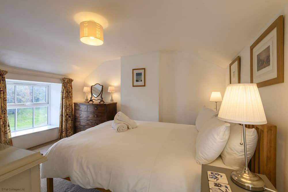 April Cottage -  a cottage that sleeps 6 guests  in 3 bedrooms in Cornwall