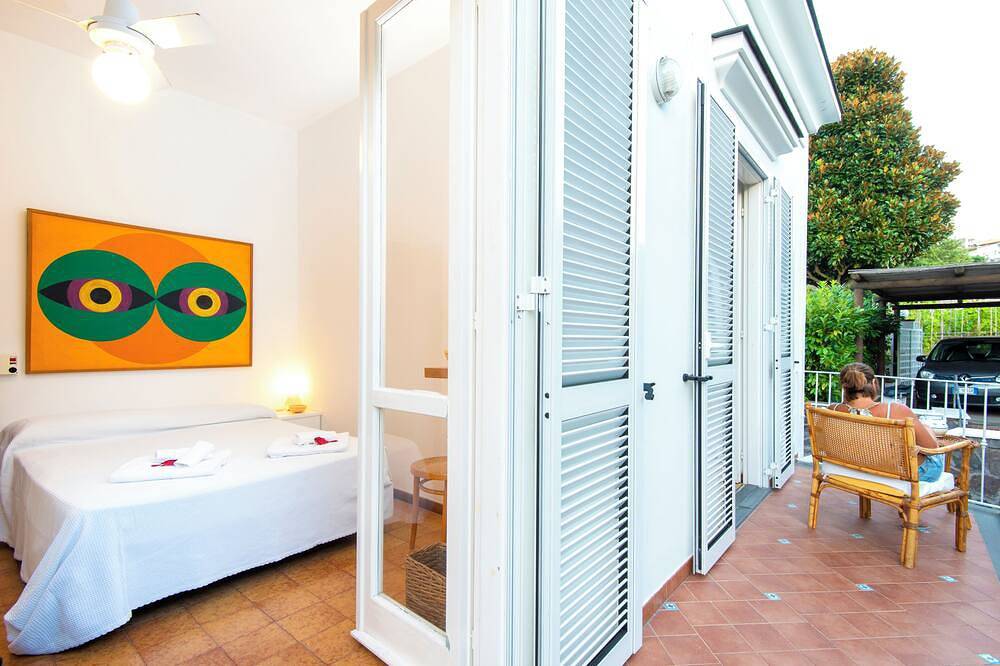 The Lauro Luxury Villa, garden, parking, in private area, close to the center in Ischia Cuidad, Ischia