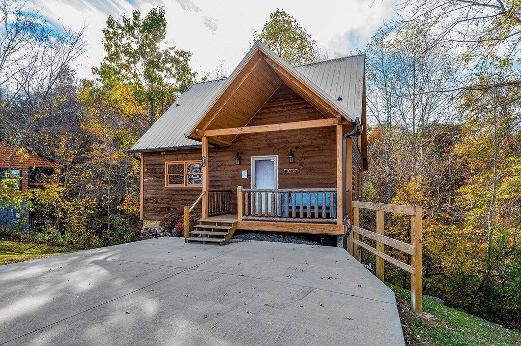 ⭐Family Cabin near Attractions w/ Hot Tub, Arcade, Games, 65\" Tv, 2 King Beds ⭐ in Sevierville, Sevier County