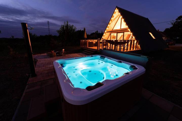 Chalet für 4 Personen, mit Terrasse und Whirlpool sowie Garten und Pool in Ungarn - 2