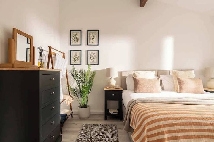 Holiday home for 6 people, with balcony and hot tub as well as garden in Cirencester