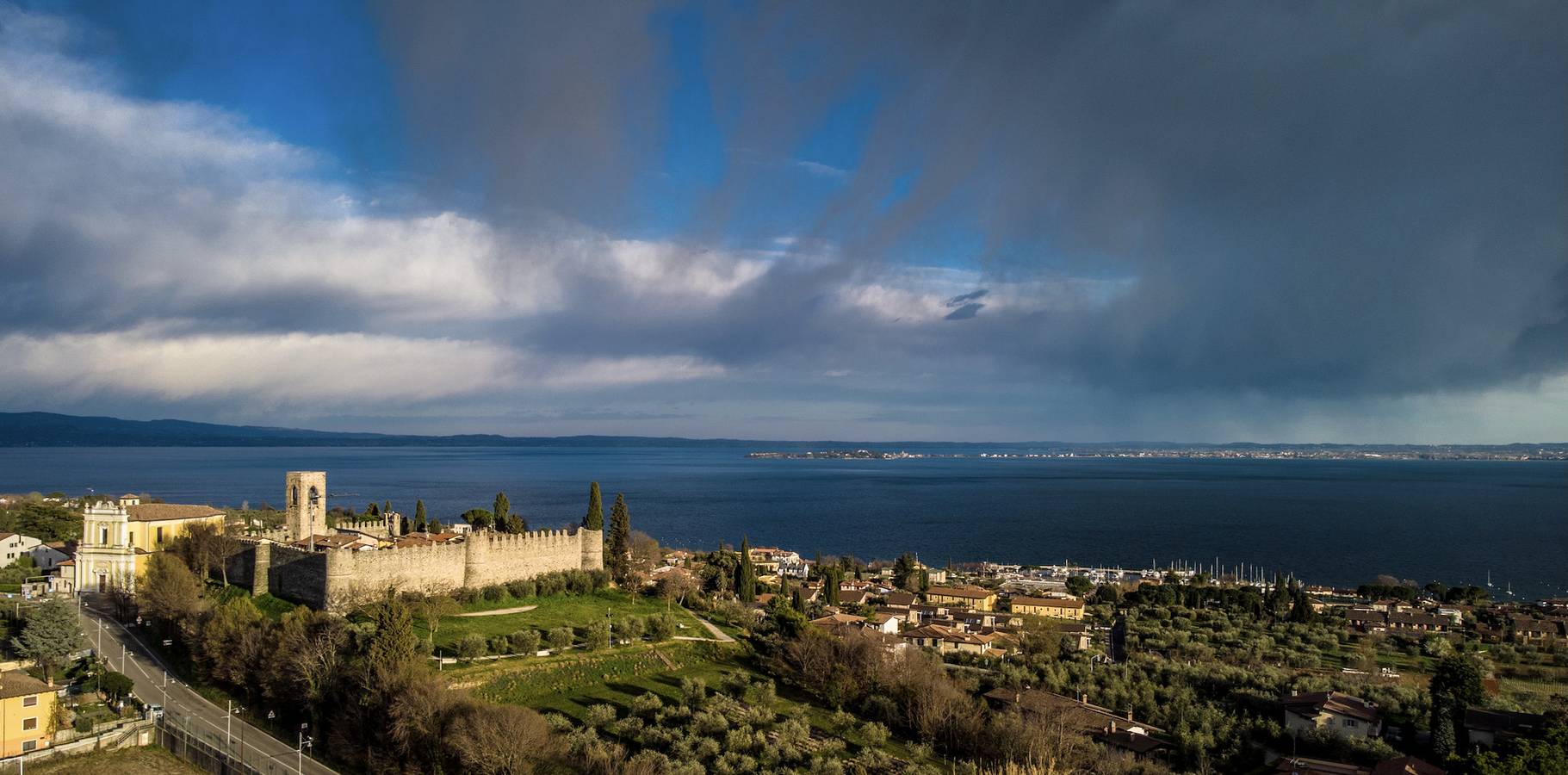 Ganze Wohnung, Residenza Elena - Appartamento Mille Miglia in Moniga del Garda, Gardasee-Berge