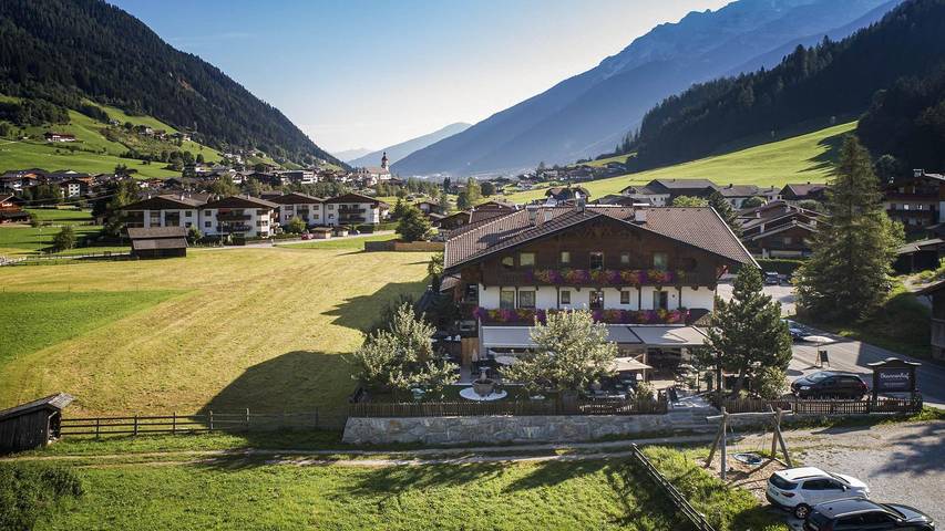 Ferienwohnung für 6 Personen, mit Whirlpool und Garten sowie Terrasse und Sauna im Stubaital