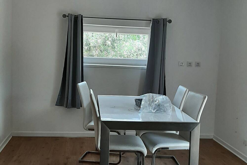Appartement entier, Grand appartement avec terrasse, possibilité d'une chambre en plus. in Régusse, Région de Brignoles