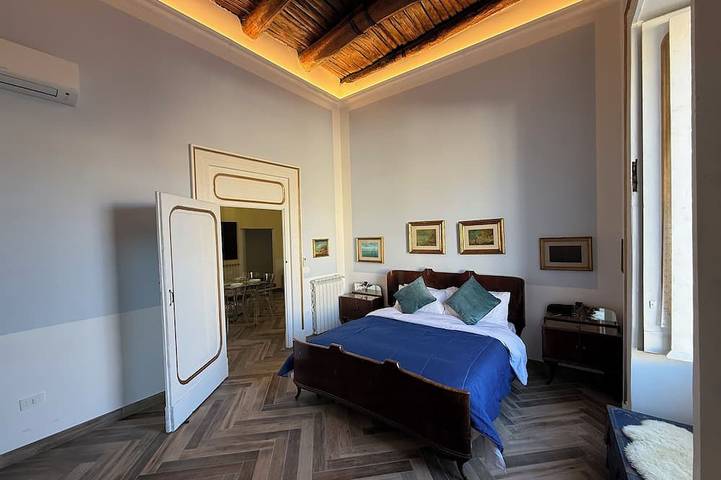 Ganze Wohnung, The Royal Penthouse 3-bedrooms with Panoramic Terrace in Neapel, Neapel Provinz