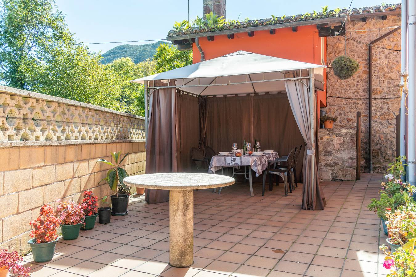 Country House 'La Casina De Cuencu' with Mountain View, Private Terrace and Wi-Fi in Margolles, Cangas de Onís