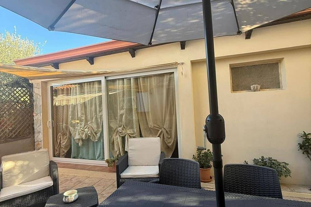 Room with private bathroom, patio. in Torre Degli Ulivi, Capoterra