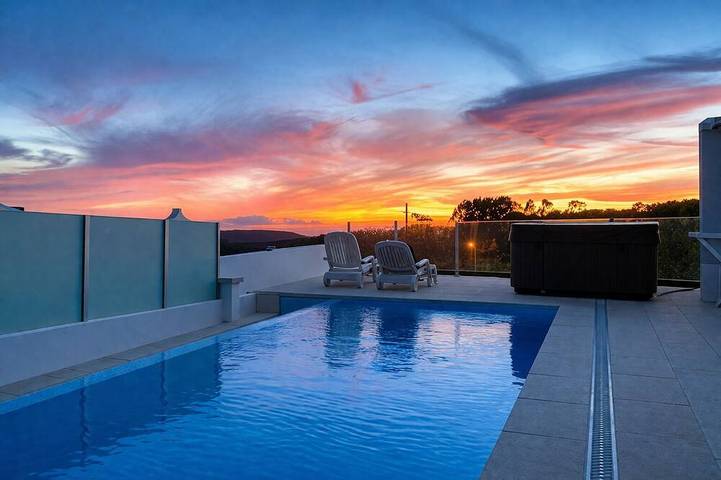 Location de vacances pour 8 personnes, avec jardin et piscine ainsi que jacuzzi et balcon, animaux acceptés à Mafra