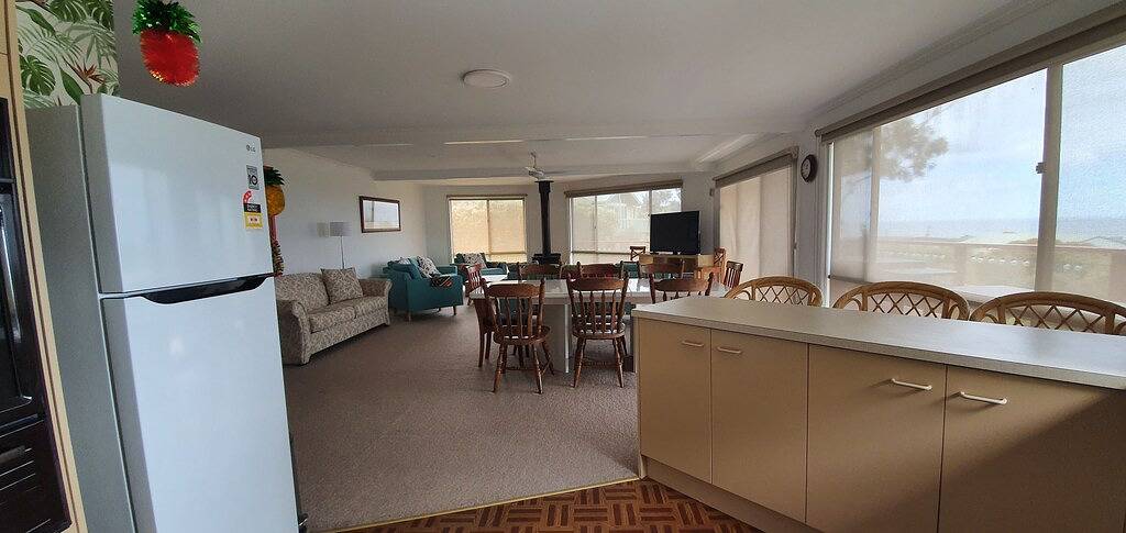 Ocean Views, Wildlife. free wifi, full kitchen, linen provided,. Bbq, Fire pit. in Skenes Creek, Colac Otway Shire