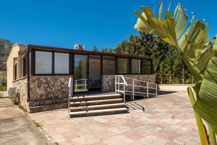 Camera 'Altavilla 3' con Giardino Condiviso e Aria Condizionata in Torre Colonna-Sperone, Altavilla Milicia