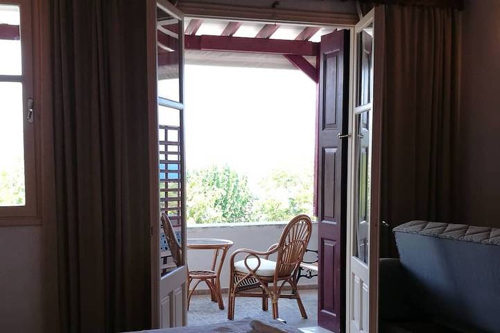 Ferienwohnung für 3 Personen, mit Balkon und Pool sowie Garten in Petra (Griechenland)