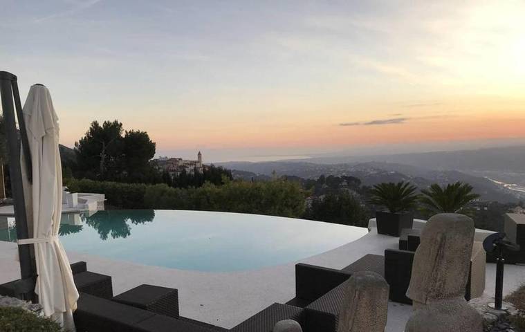 Location de vacances pour 8 personnes, avec piscine et terrasse ainsi que vue sur le lac et jardin à Aspremont