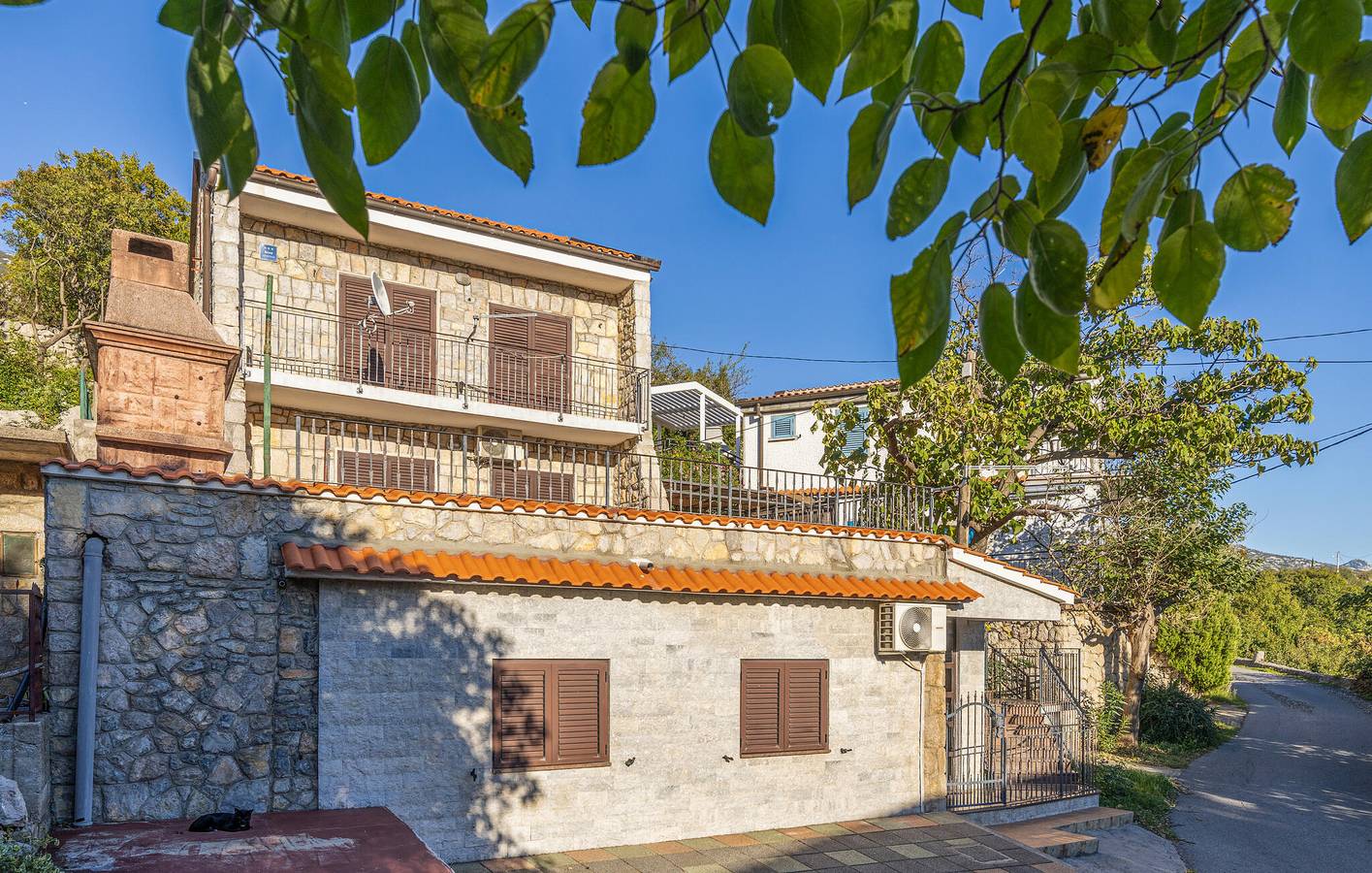 Gemütliche 2,5 km zum Strand: Modernes 1-Zimmer-Apartment mit WLAN und Parkplatz in Cesarica, Naturpark Velebit