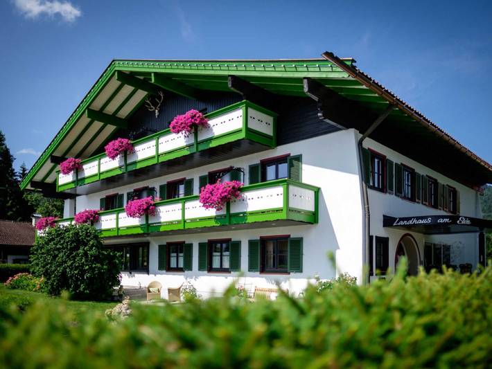 Hotel, mit Balkon und Whirlpool sowie Garten
