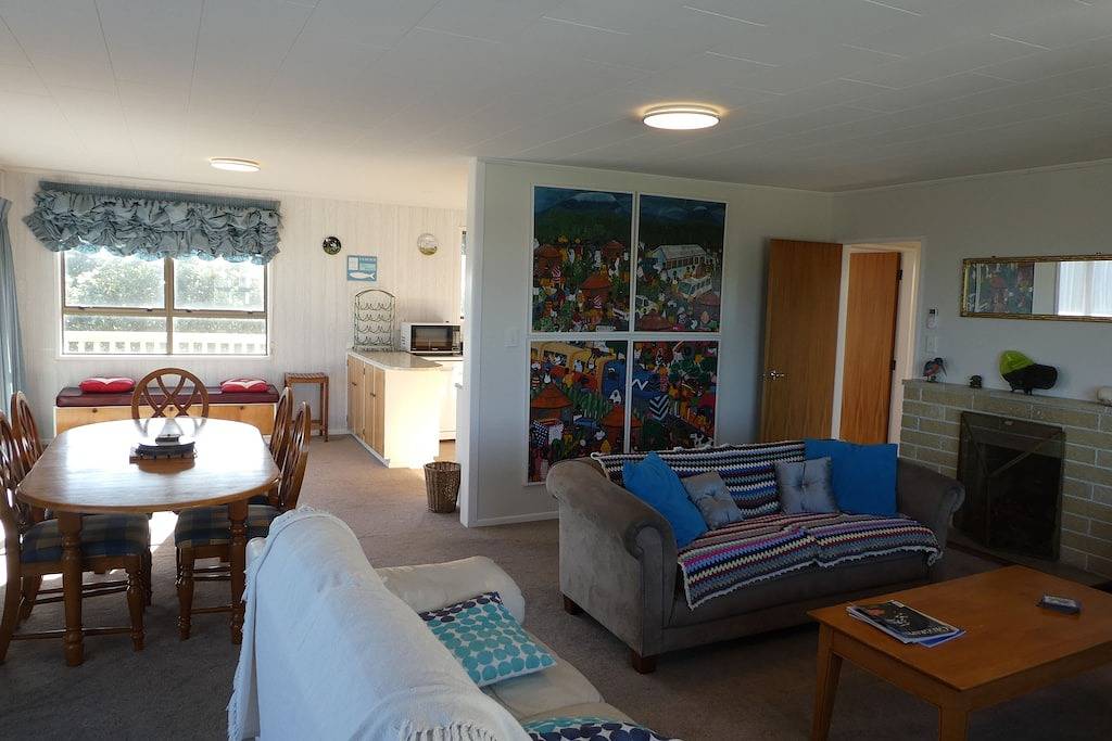 Wunderschönes Ferienhaus mit Meerblick 1 zurück vom Strand in Kapiti Coast District