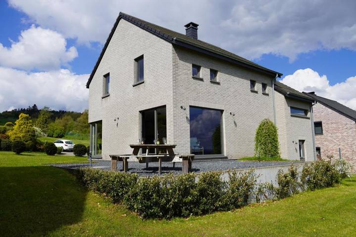 Location de vacances pour 8 personnes, avec vue ainsi que jardin et sauna à Lierneux - 3