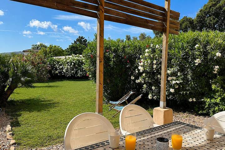 Location de vacances pour 5 personnes, avec Jacuzzi ainsi que Terrasse et Jardin à Porto-Vecchio