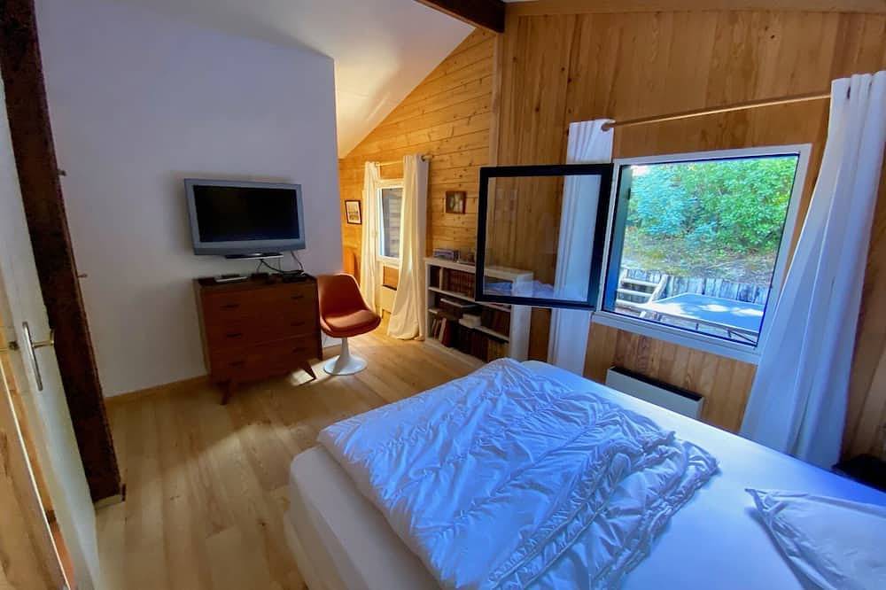 House with spacious pool area, garden, in central beach location, Wifi in Le Canon, Lège-Cap-Ferret