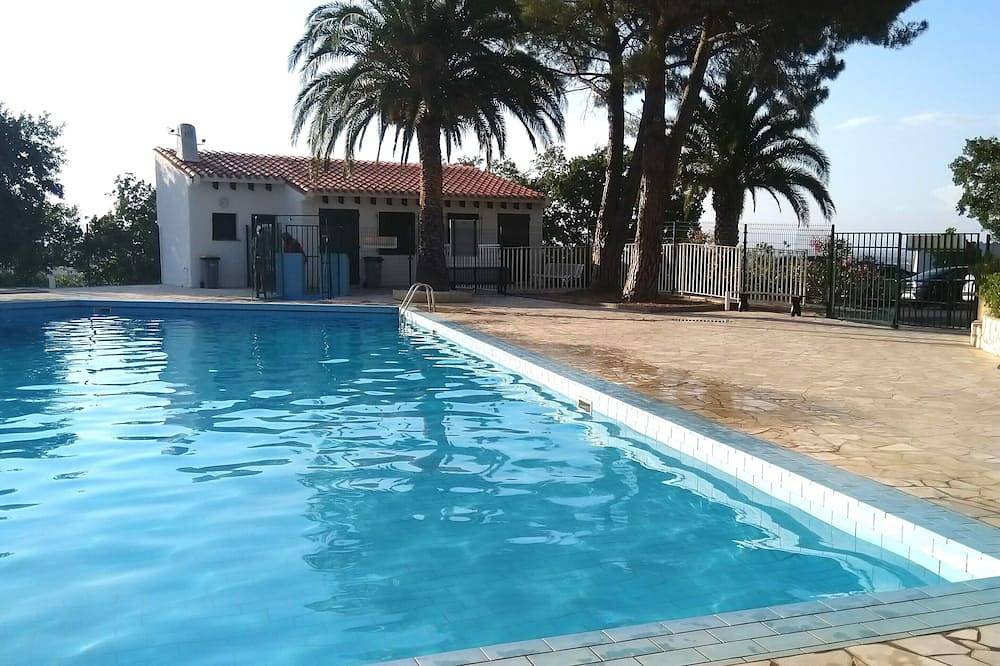 Appartement entier, Vue panoramique, avec piscine: entre mer et montagne, au calme. in Laroque-des-Albères, Côte méditerranéenne (France)
