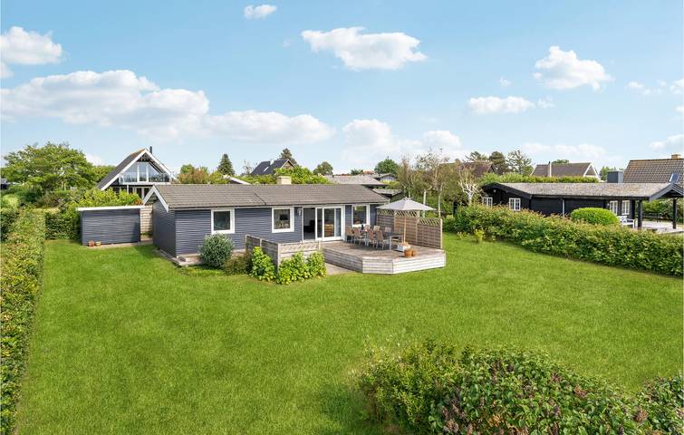 Ferieudlejning for 8 personer, med terrasse og udsigt samt have i Assens