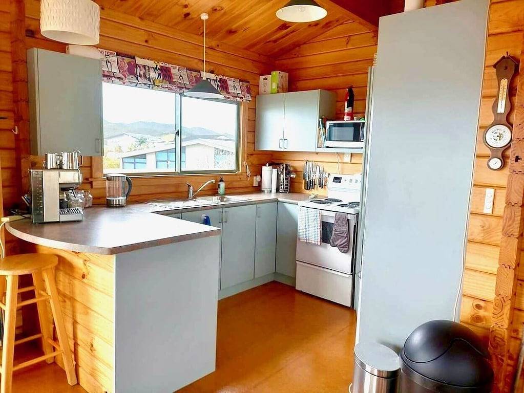 Die Bland Bay liegt direkt am Strand und bietet einen atemberaubenden Meerblick von der Sonnenterrasse in Whangarei District