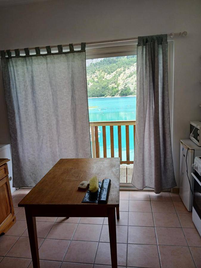 Location de vacances pour 2 personnes, avec vue sur le lac ainsi que vue et jardin dans Lac de Castillon - 4