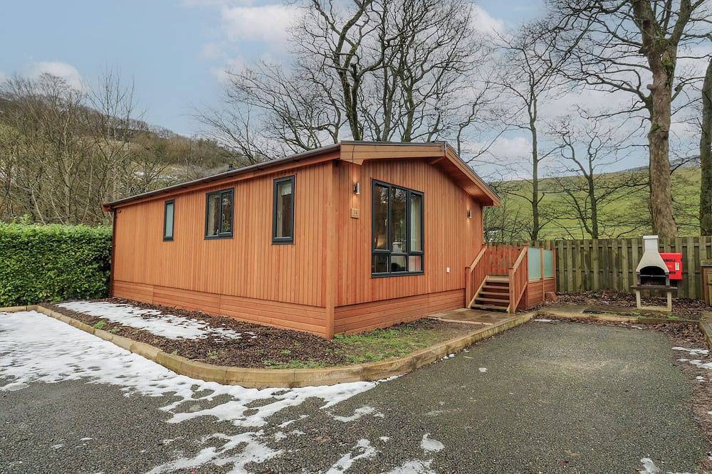 Dovestone Secluded Luxury Lodges (Sleeps 6) - Pets Welcome in Greenfield in Saddleworth, Greater Manchester