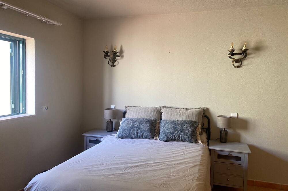 Beachvilla with private pool & seaview at prime location in Ferragudo Village. in Ferragudo, Faro Distrikt