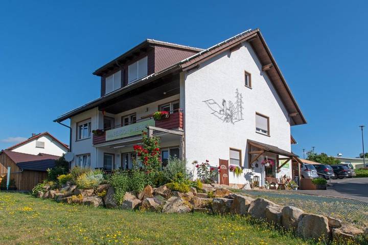 Gästehaus für 4 Personen, mit Balkon und Terrasse sowie Garten und Sauna in Gersfeld
