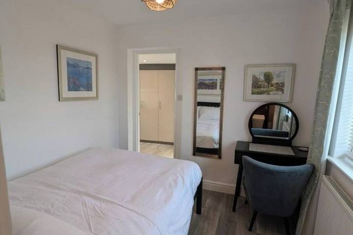 Thames Riverside Retreat: A Serene 3-Bed Bungalow in Spelthorne, Surrey