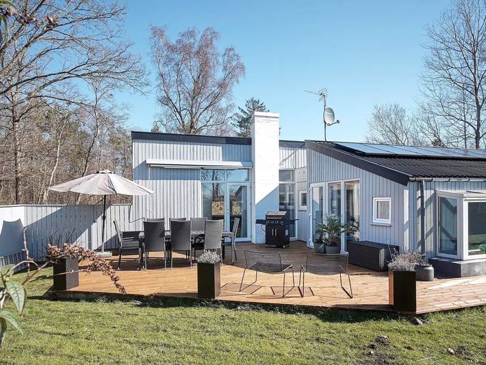 Ferieudlejning for 8 personer, med Terrasse og Have samt Pool i Nexø
