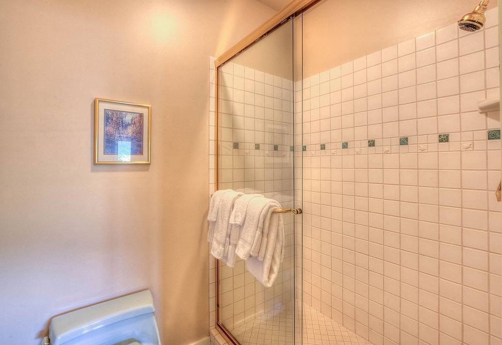 Waterfront! - Incredible views; Private rocky beach; Gourmet Kitchen; Spa/Sauna in Orcas Island