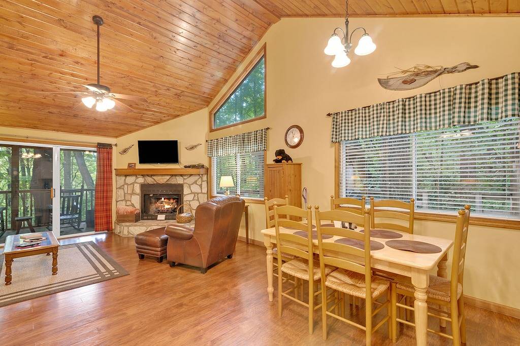 Smoky Mountain Treehouse - Gemütlich, sauber, Whirlpool, Wifi, Zentralheizung, Bewertungen in Blue Ridge Parkway, Cataloochee Valley