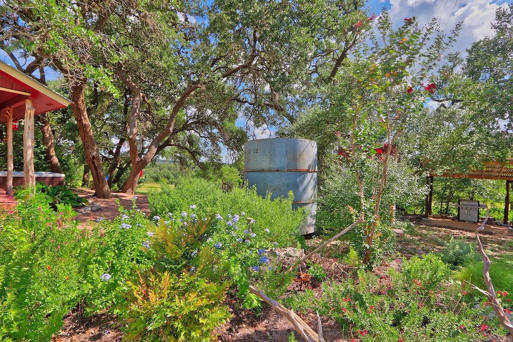 Sunflower Ridge Cabin - Charming Romantic Getaway in Hays County